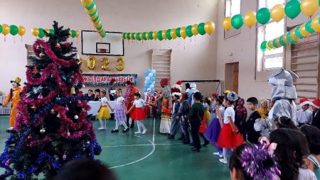 №117 "Алтынтөбе" жалпы орта білім беретін мектебінде  29.12.2022 жылы жаңа жыл мерекесіне орай мерекелік іс шара өткізілді.