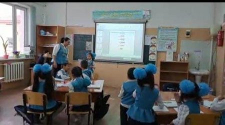 №117"Алтынтөбе" жалпы орта білім беретін мектебінде  2023 жылдың 22 ақпан күні  "Баспалдағы білімнің бастауыштан басталар" атты онкүндіктіктің аясында  1'Ә" сыныбында ана тілі пәнінен ашық сабақ өткізілді.
