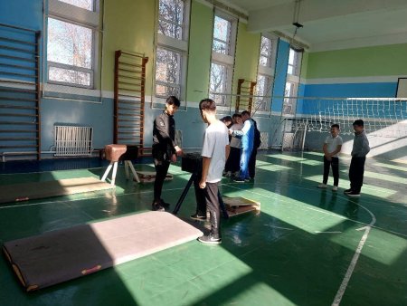 “Өнер және спорт-адамның рухани әлемі” атты тақырыпта Эстетикалық пәндер бірлестігі апталығының іс-шара жоспарына сәйкес дене шынықтыру пәні мұғалімі Н.Аманның ұйымдастыруымен 9”А”сынып оқушыларымен “Акробатткалық жаттығулыр жиынтығын құру” атты тақ